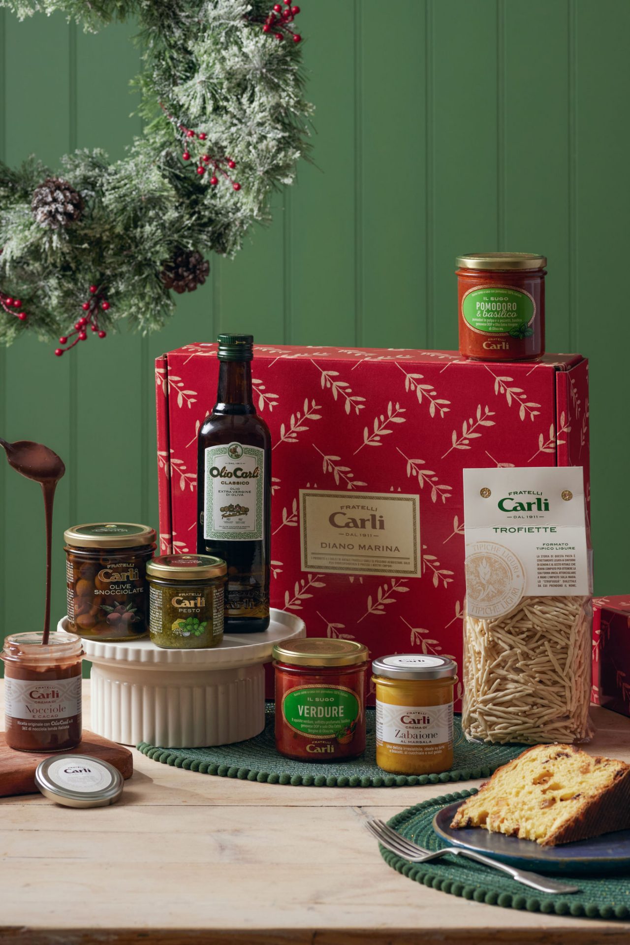 COMPOSIZIONE CON CONFEZIONE REGALO NATALIZIA E OLIVE SNOCCIOLATE, PESTO, OLIO EVO CLASSICO, SUGO VERDURE, SUGO POMODORO E BASILICO, TROFIETTE, CREMA NOCCIOLE E CACAO E CREMA DI ZABAIONE AL MARSALA