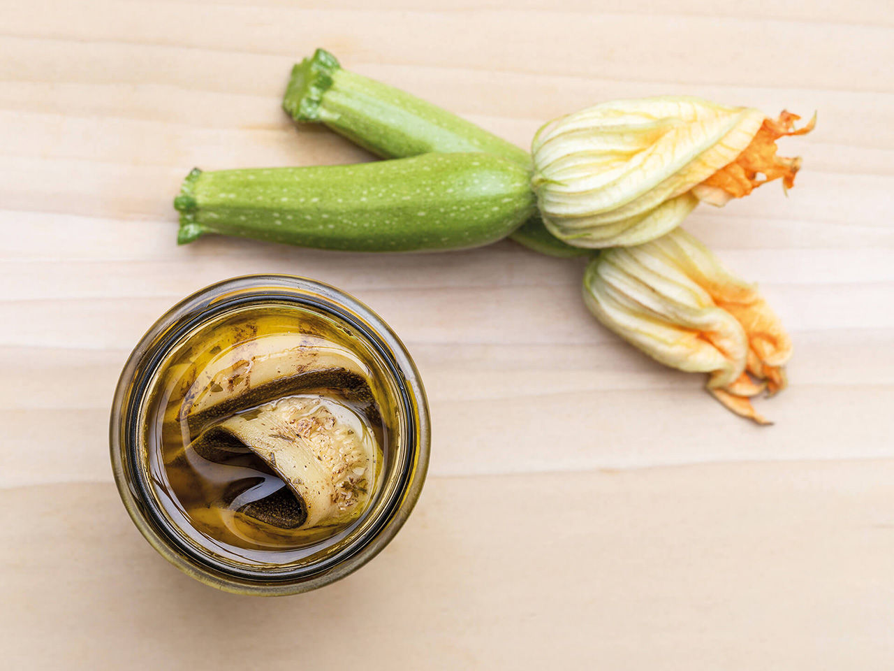 Vasetto aperto di zucchine grigliate 