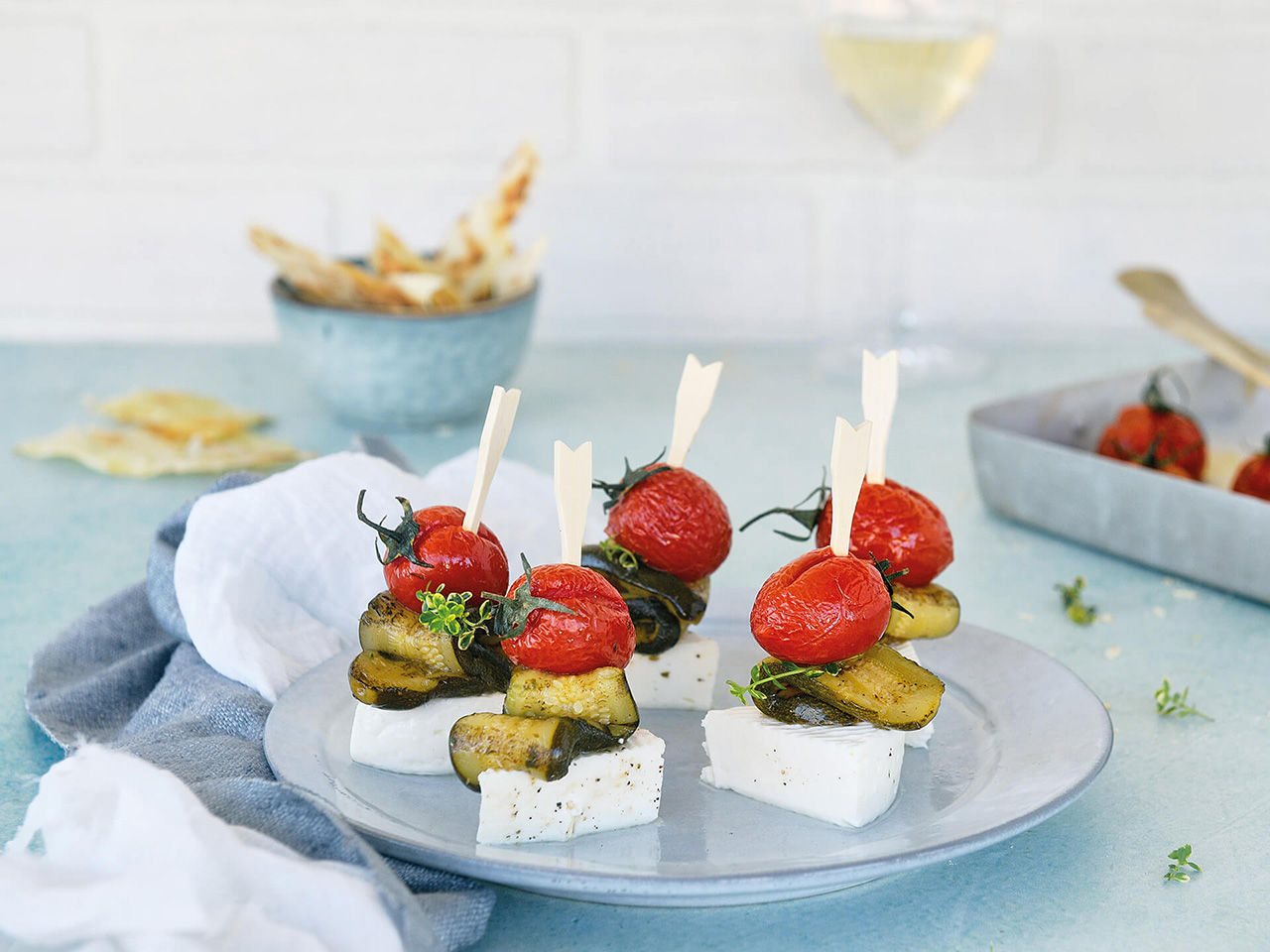 Spiedini di formaggio, zucchine grigliate e fragole 